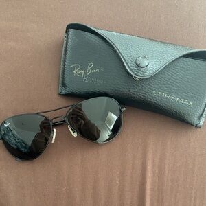 Ray-Ban Black Aviator Sunglasses with Leather Case